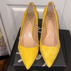 NNB SZ 7 yellow Banana Republic shoes